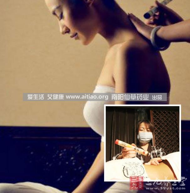 足三里穴是位于外膝的下3寸、脛骨外側(cè)一橫指左右的位置，艾灸10-15分鐘即可，需堅持一段時間，很快可以看到祛濕的效果。