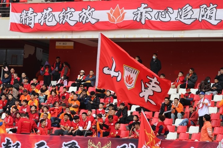 主場(chǎng)上萬(wàn)名球迷的吶喊助威，給山東體彩女足征戰(zhàn)女超增添了能量與動(dòng)力